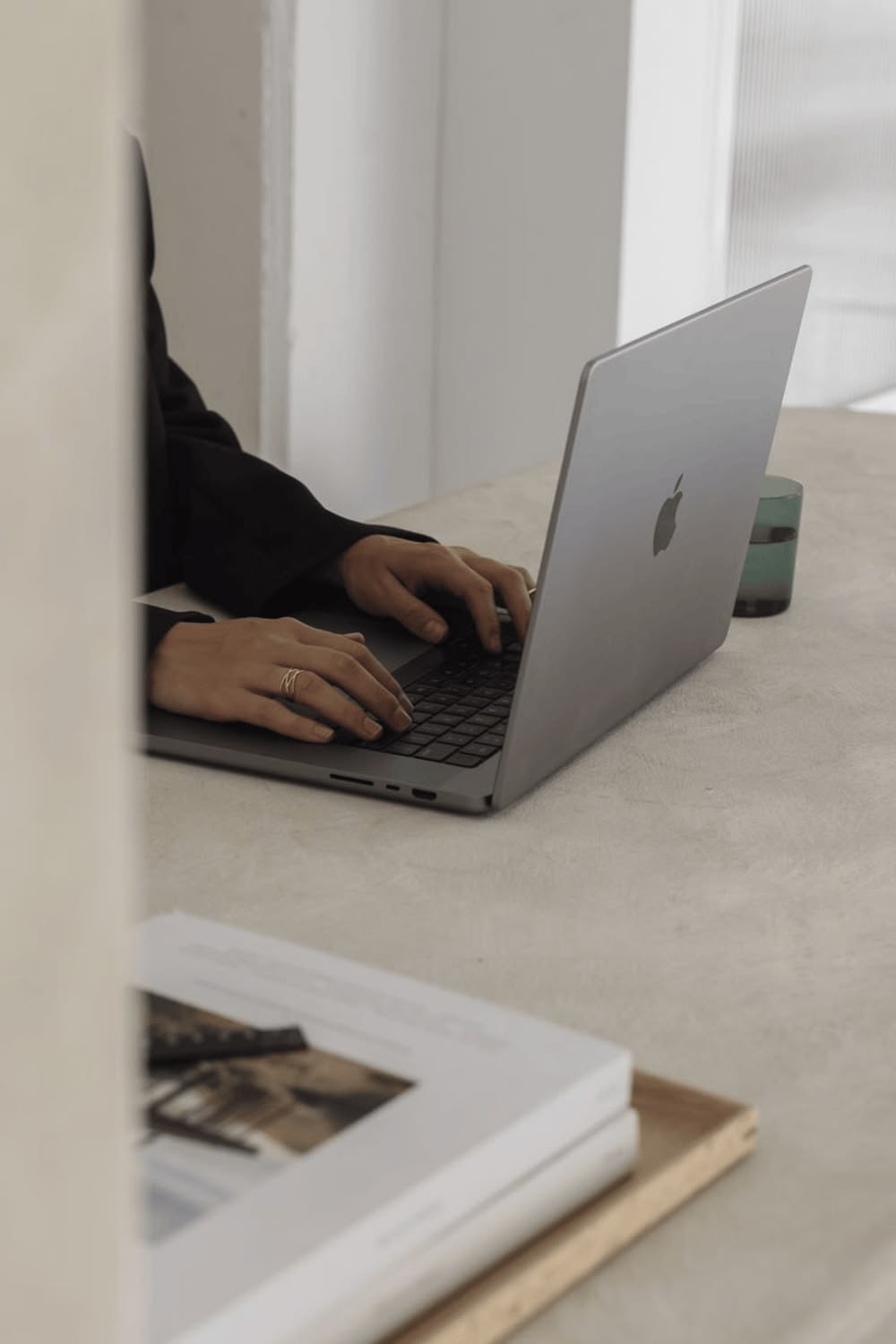 Osoba pracująca na laptopie przy biurku